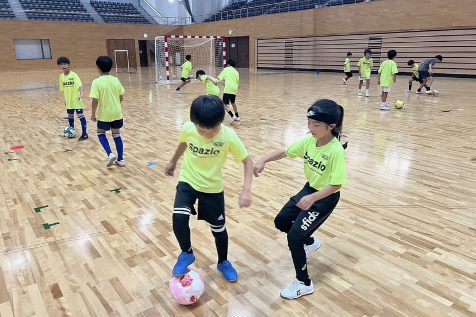 サッカーをしている様子